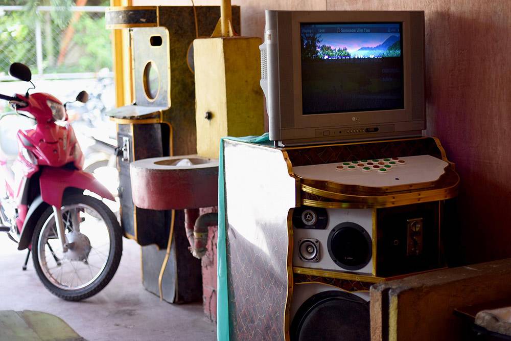 Примитивный и самый распространенный аппарат для караоке в кафе на острове Самал