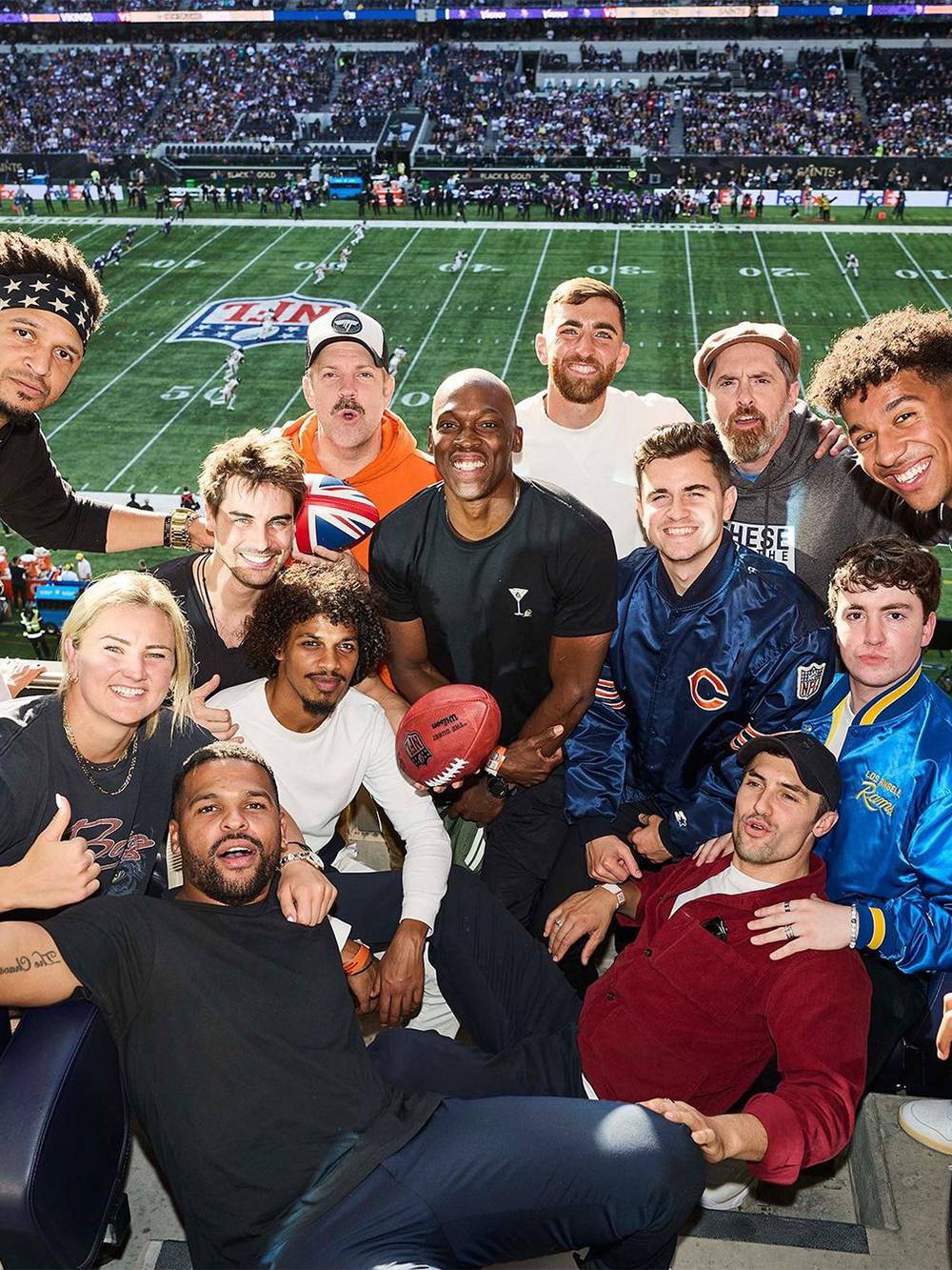 Мэтт Тернер с актерами сериала «Тед Лассо» на матче НФЛ. Источник: Premier League in USA