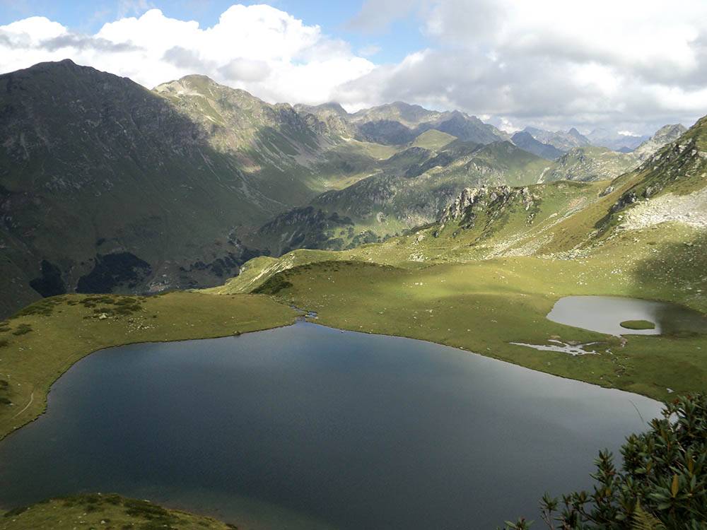 В Абхазии невероятная природа. Это Долина семи озер. Горы позади — Кавказский хребет