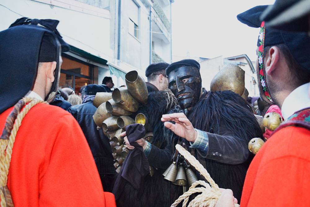 Карнавал в Мамояде проходит каждый год в начале января. Фото: Giovanni Musio / Flickr