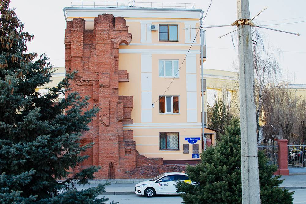 На стене есть послевоенные надписи: «В этом доме слились воедино подвиг ратный и трудовой» и «Отстроим тебя, родной Сталинград»