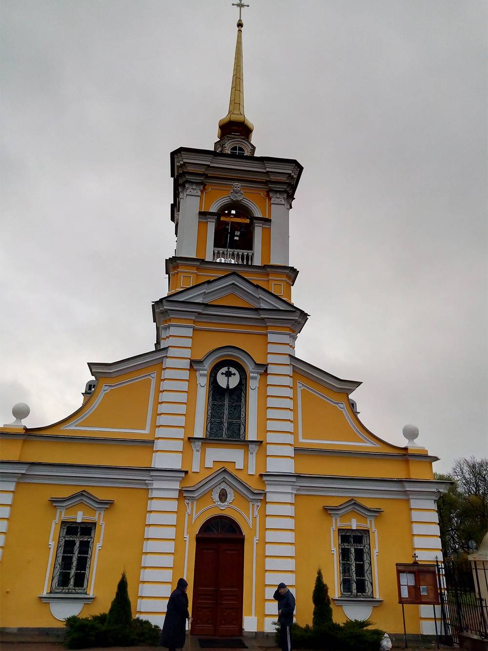 Фасад храма Святой Троицы на проспекте Ленина в Красном Селе