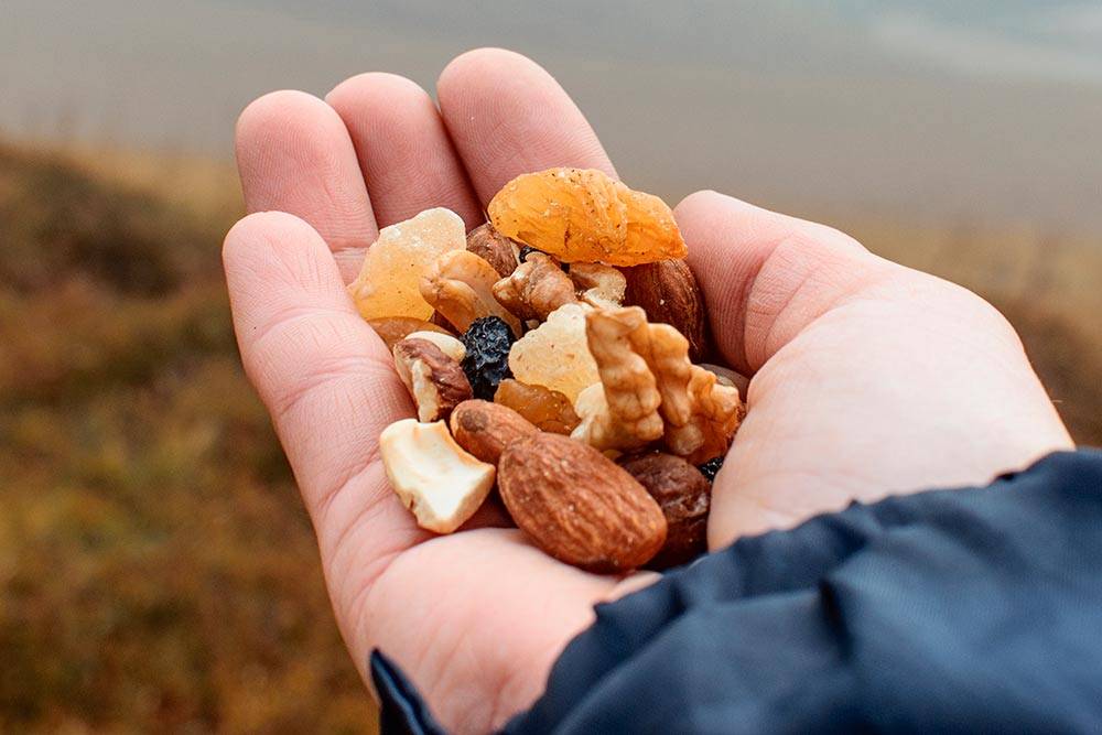 Так выглядит суточная порция орехов для&nbsp;взрослого человека. Фото: Zapylaiev Kostiantyn / Shutterstock