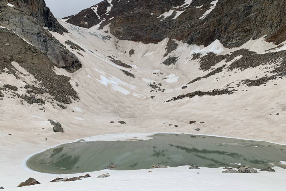 Возле «Курсантских ночевок» было небольшое чистое ледниковое озеро, а вокруг лежал снег