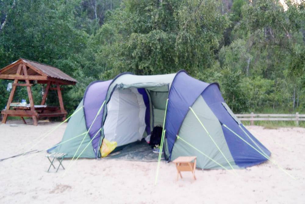 Мы с удовольствием прожили в такой палатке в бухте Сорожьей 3,5 дня. Дольше было бы многовато для такого отдыха: хотелось скорее вернуться в цивилизацию и принять душ