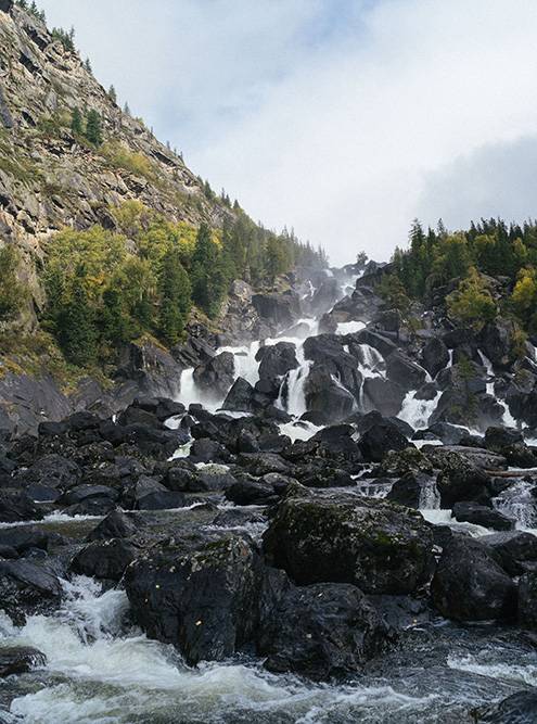 Поток водопада очень сильный