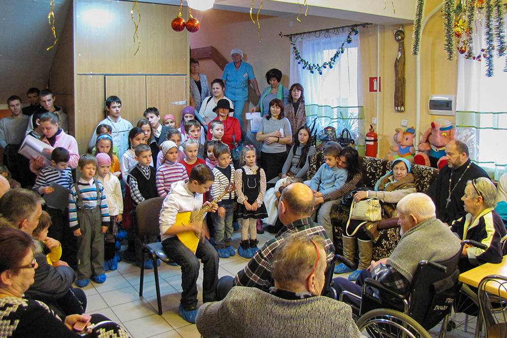 Рождественский концерт для&nbsp;пациентов центра социальной помощи «Альтернатива». Я играю на балалайке, а зрители с удовольствием мне подпевают