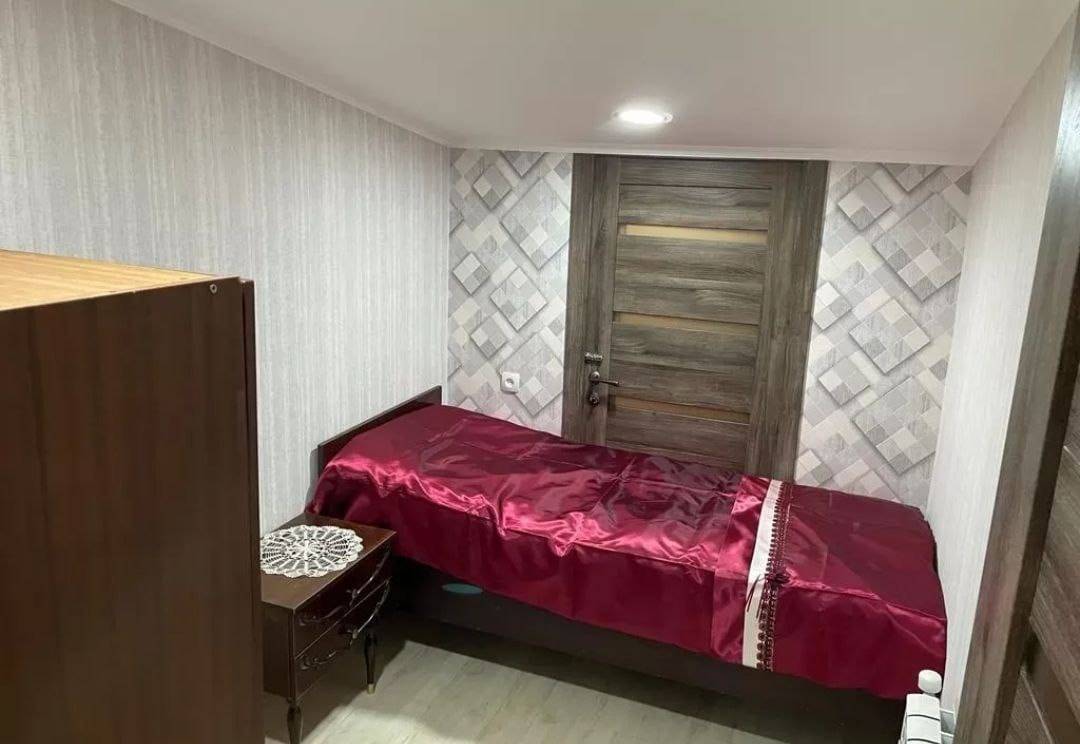 Типичная самодельная спальня в армянской квартире