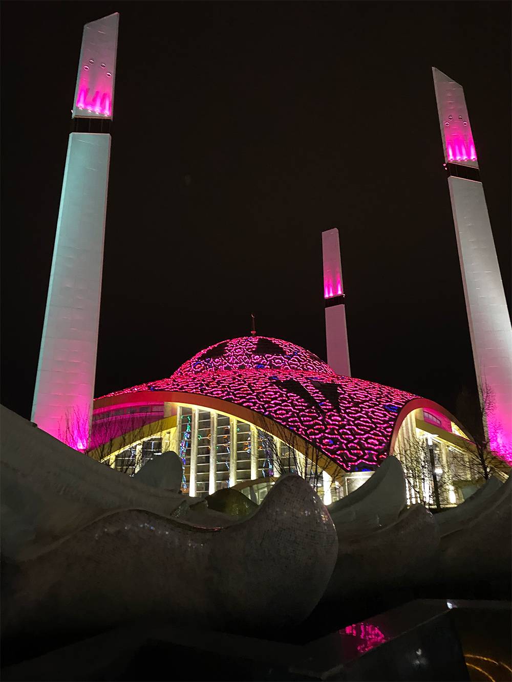 Мечеть в Аргуне в Чечне. Подсветка меняет цвет