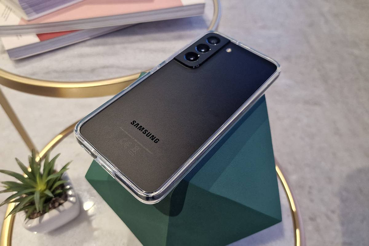 Galaxy S22+ в чехле из твердого силикона