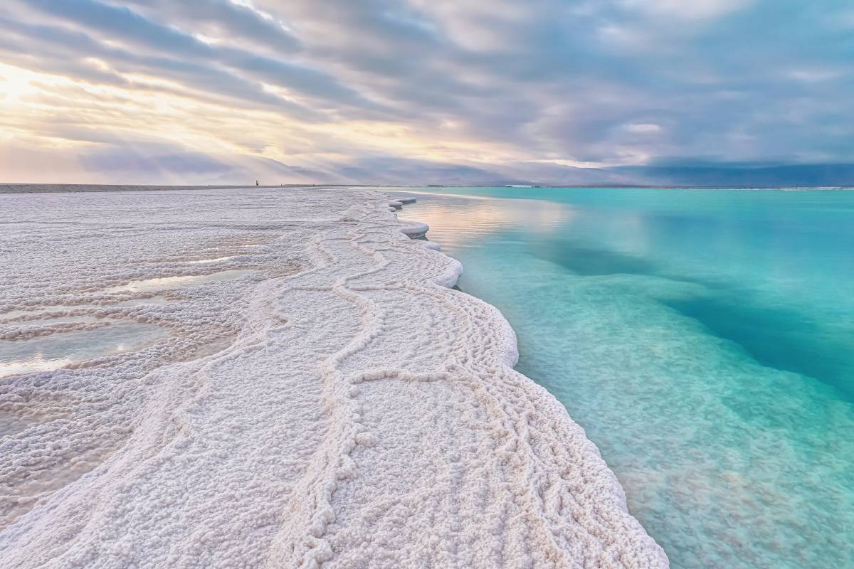 Уровень воды в Мертвом море падает примерно на метр в год. Ученые предполагают, что водоем может исчезнуть к 2050 году. Фото: kavram / Shutterstock
