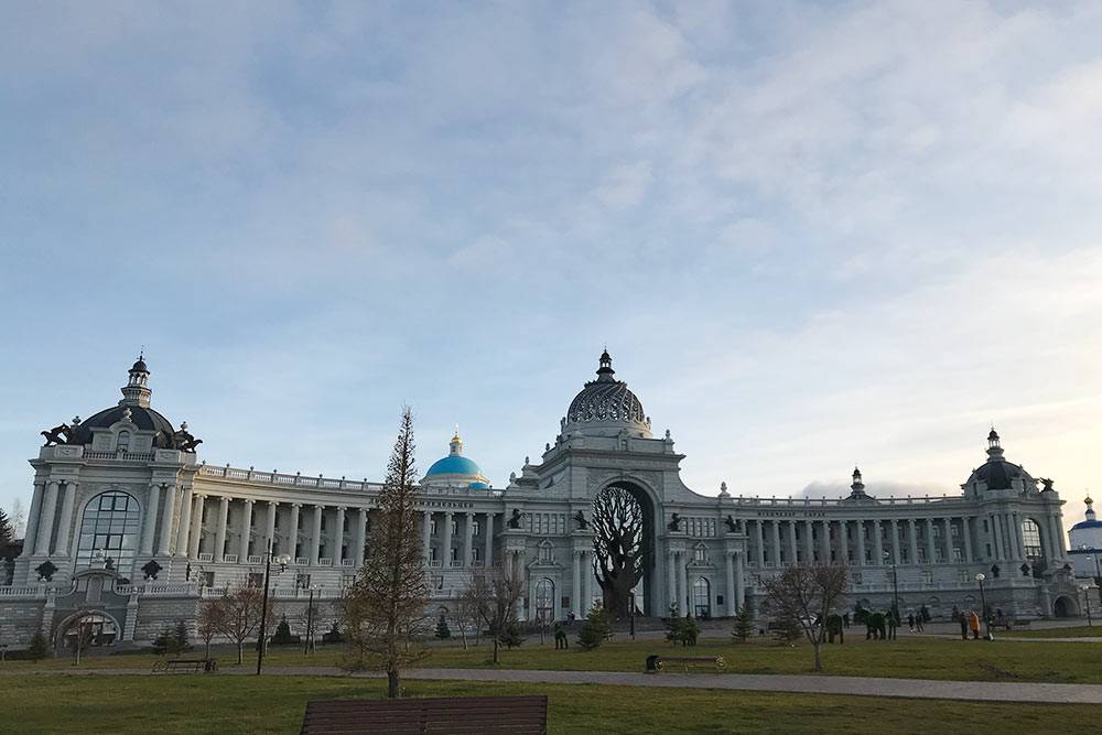 Между Казанским кремлем и следующей достопримечательностью, Кремлевской набережной, расположен Дворец земледельцев — популярное место для&nbsp;фотосессий. На его строительство потратили 3 года и 2,2 млрд рублей