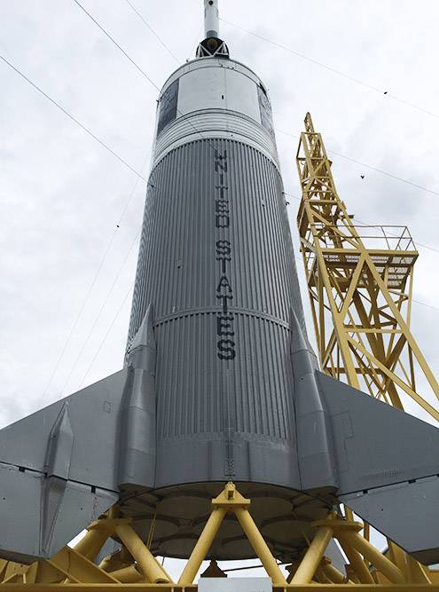 Гигантская ракета в космическом центре