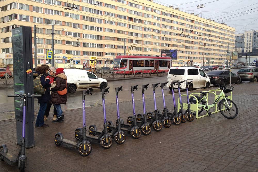 А это сразу две организованные парковки: велосипедов и самокатов