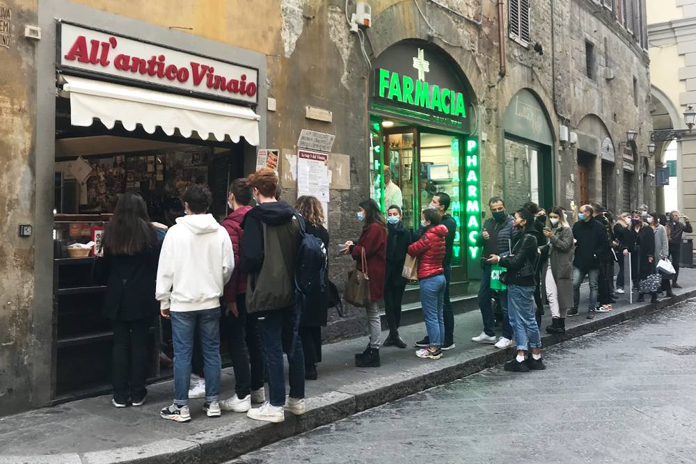 Одно из любимых всеми мест в городе — All'antico Vinaio. Здесь продаются отличные сэндвичи