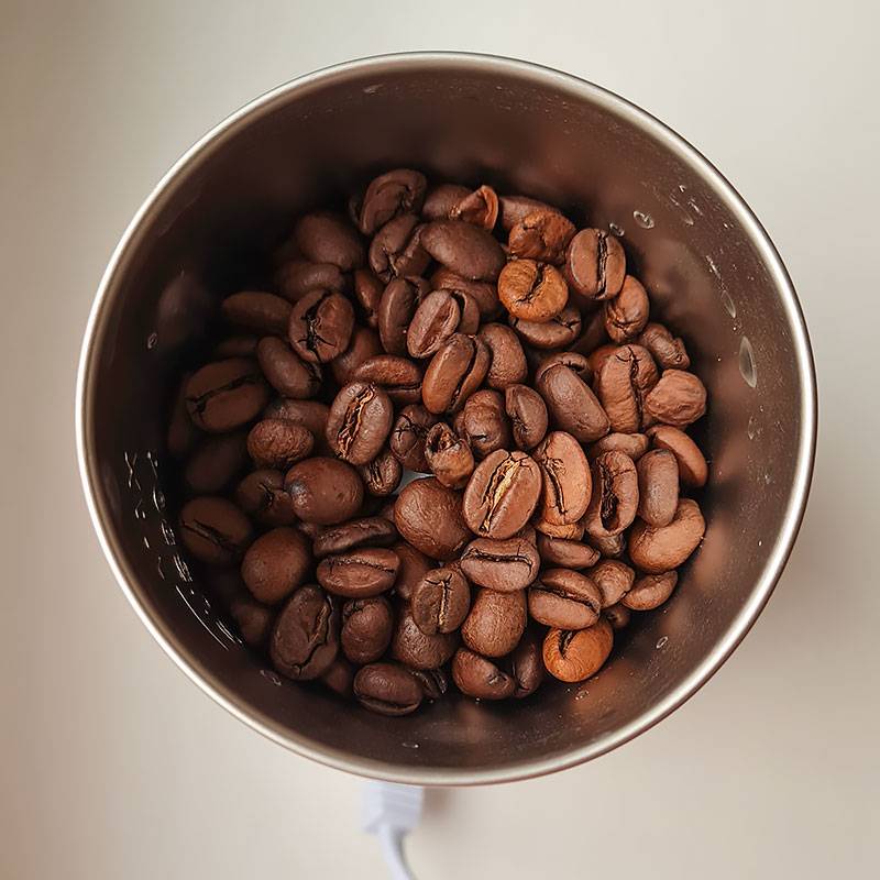 Кофейные зерна в новой кофемолке