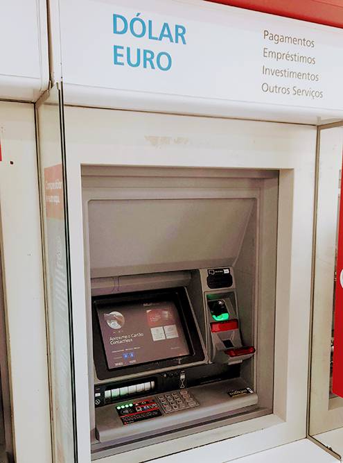 В некоторых банкоматах можно снимать средства прямо в долларах и евро. На фото — банкомат банка Bradesco