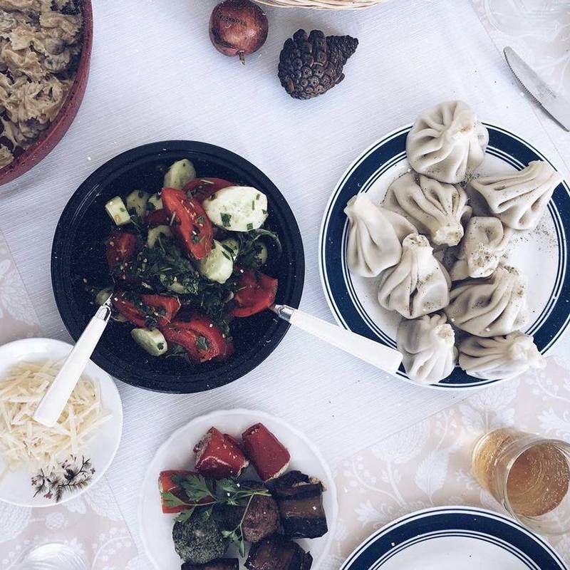 Национальные грузинские блюда с доставкой: хинкали, рулеты из баклажанов, овощной салат