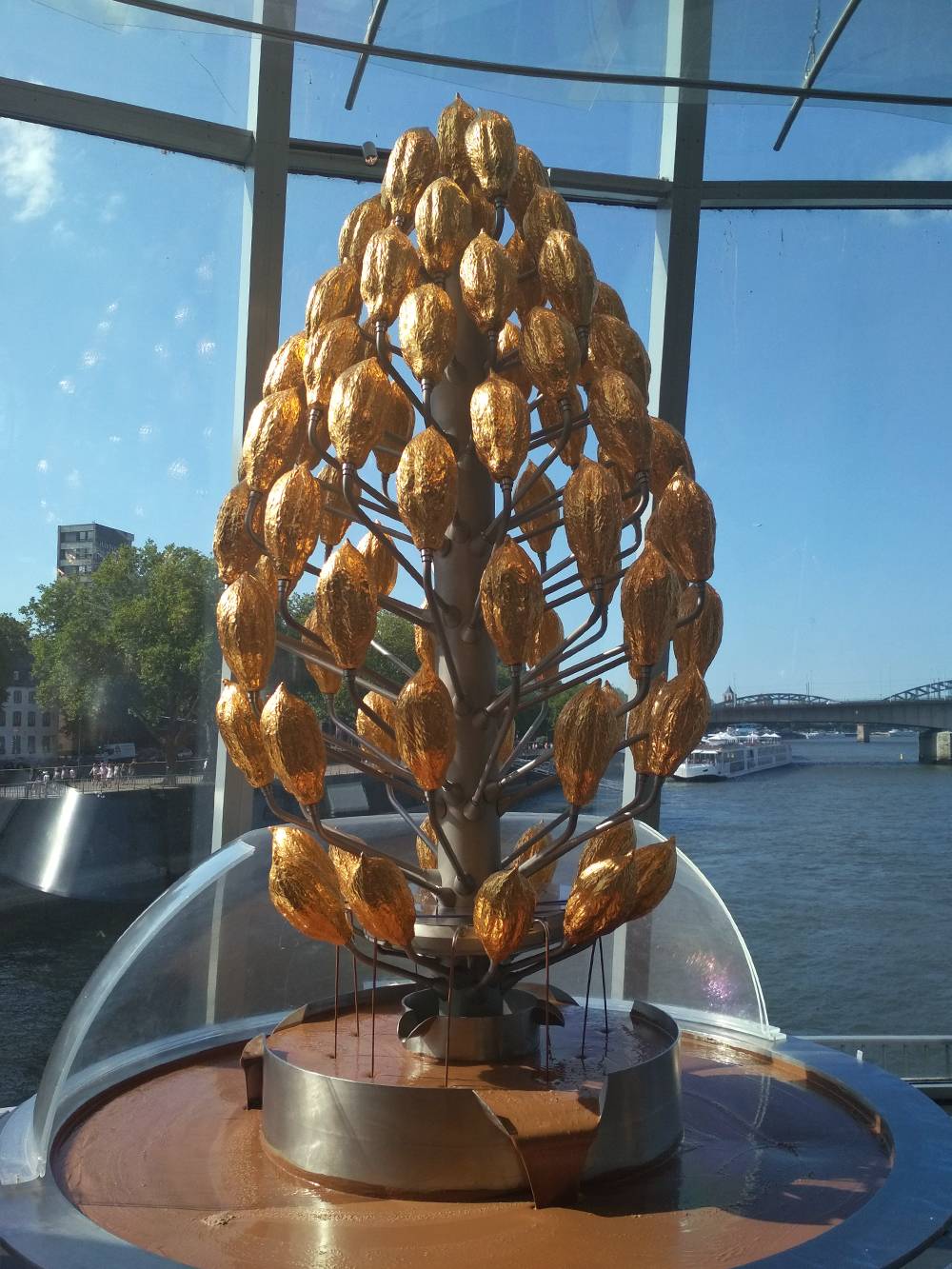 А это шоколадный фонтан в Музее шоколада. На территории музея есть оранжерея, где выращивают деревья какао, а еще кафе с панорамным видом на Рейн