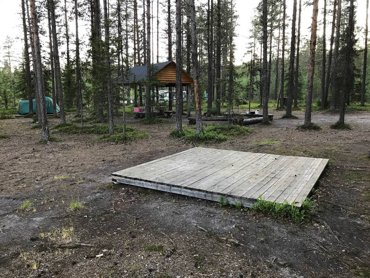 Место для палатки «Оланга 2». Ее ставят не на землю, а на деревянный настил. Если пойдет дождь, палатка не уплывет. Рядом есть парковка