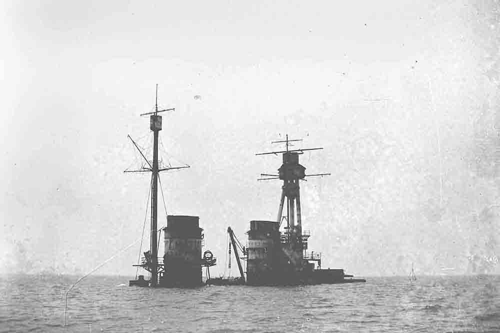 А это немецкий флот в Скапа-Флоу, который затопили после Первой мировой войны. Источник: библиотека и архив Оркни
