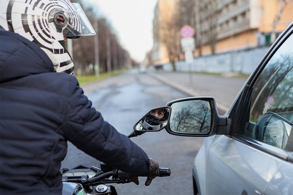Мотоциклист мобильнее водителя машины. Догнать вора будет очень сложно, а опознать его помешает шлем. Источник: Kekyalyaynen / Shutterstock