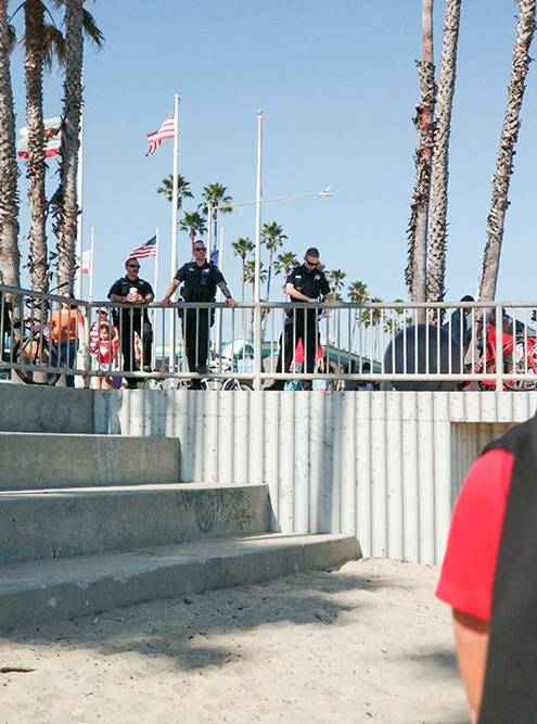 Вместо спасателей на пляже дежурят полицейские