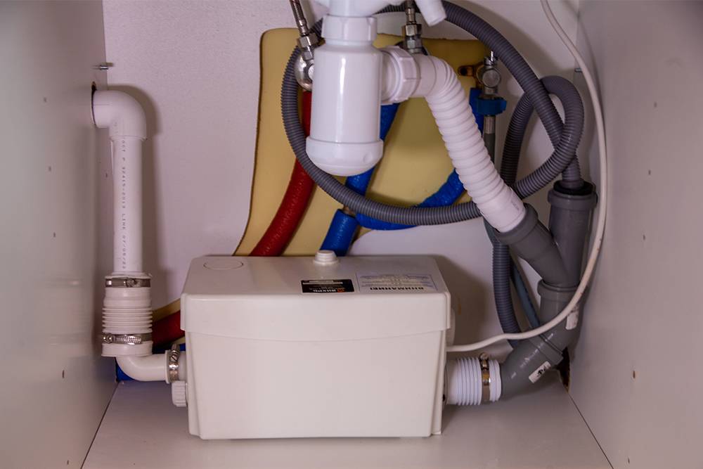 В тумбе под&nbsp;раковиной стоит канализационный насос для&nbsp;перекачки слива из стиральной машины и раковины