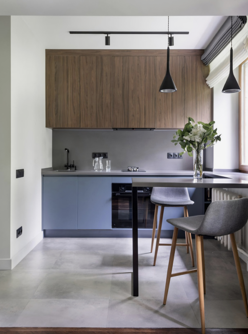 Иногда вместо стола делают барную стойку на уровне столешницы гарнитура и подоконника. Кухня становится просторнее за счет места в гостиной. Источник: inmyroom.ru