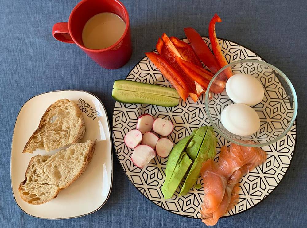 Наш классический завтрак: яйца, овощи, лосось и кофе