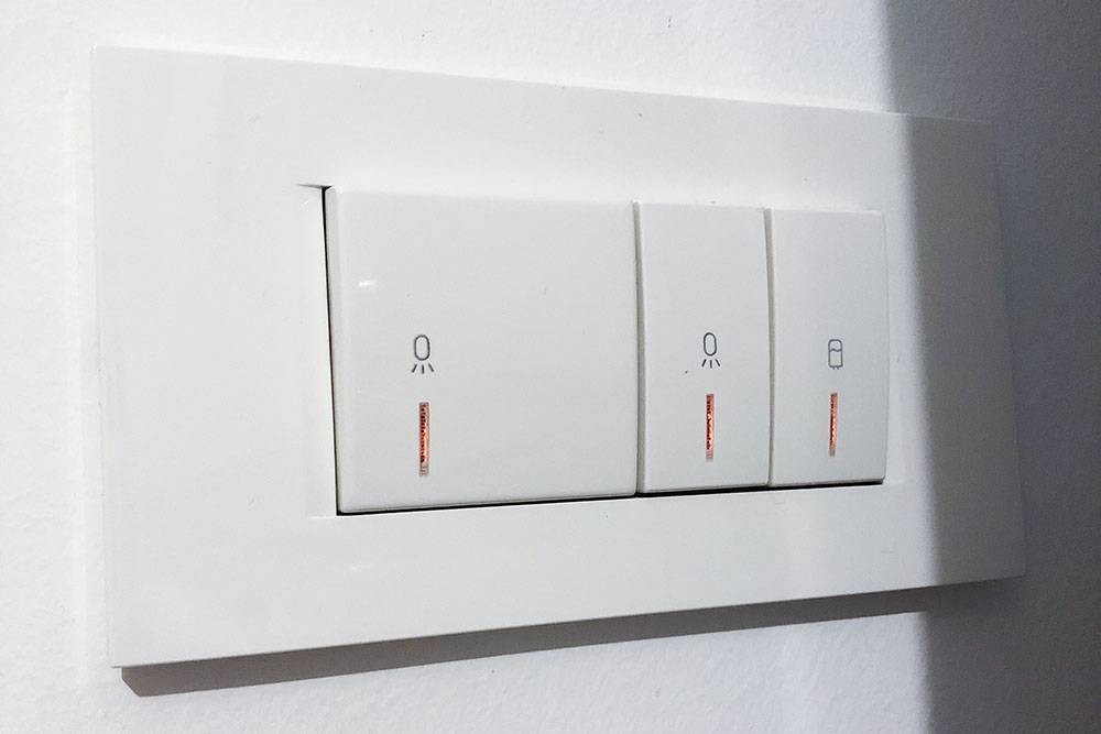 У меня вытяжка и&nbsp;выключатель в&nbsp;одной большой кнопке, две другие&nbsp;— второй светильник и&nbsp;бойлер для&nbsp;горячей воды