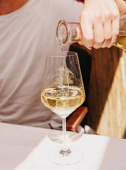 Когда вино приносят в кувшине, сложно следить за объемом выпитого