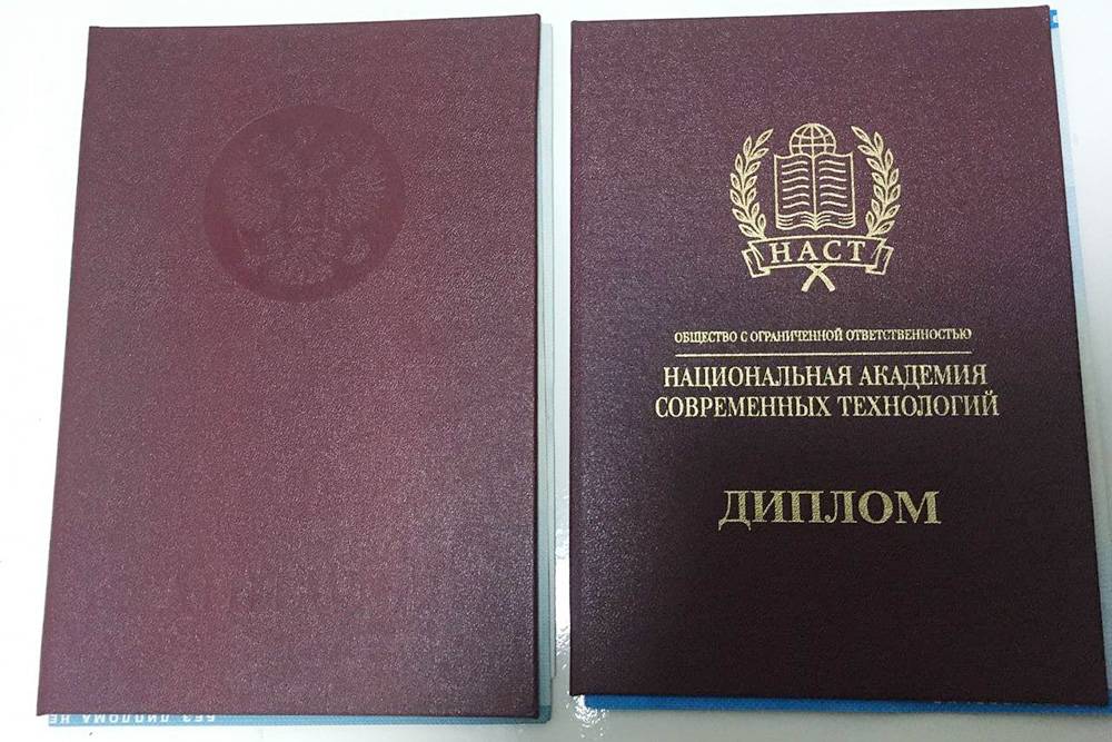 Слева — мой диплом о высшем образовании, справа — о переквалификации
