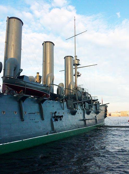 Крейсер «Аврора» готовили ко Дню&nbsp;ВМФ: тщательно подкрашивали и прибирали