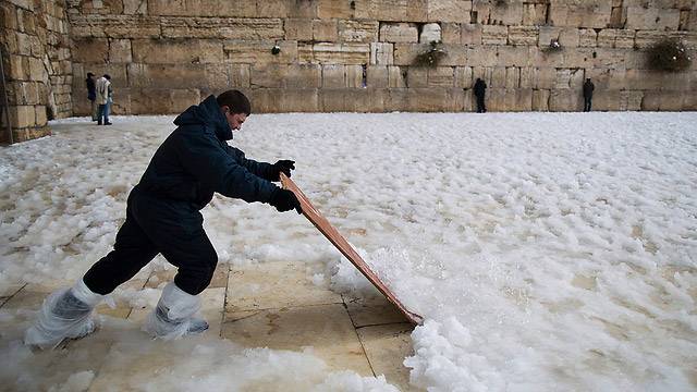 Когда никто не разобрался со снегоуборочными машинами. Источник: ynet.co.il