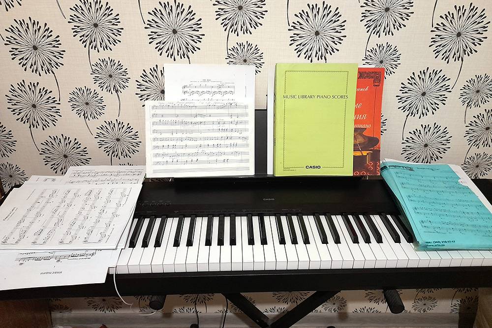 Мой инструмент и коллекция нот. Кажется, я чаще покупаю ноты, чем занимаюсь на пианино