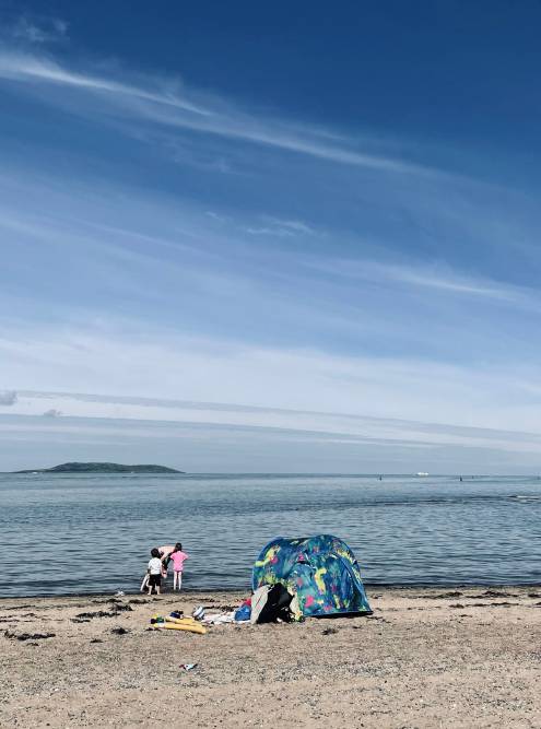 Некоторые просто ставят палатку и проводят весь день на пляже