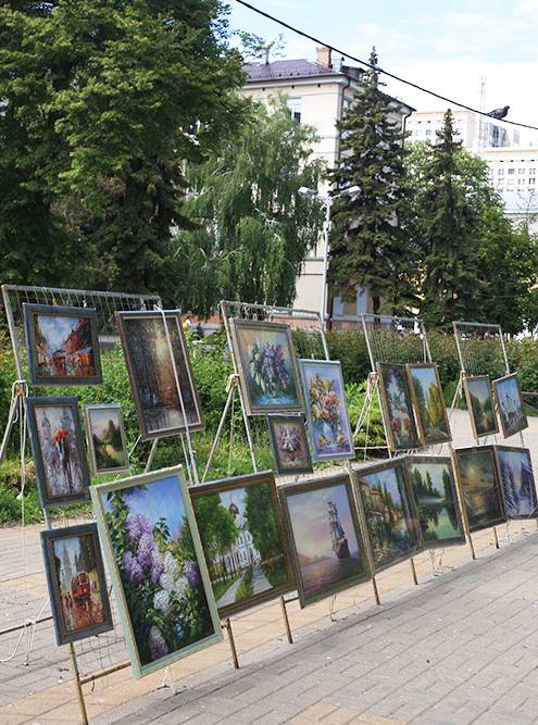 На улице Карла Маркса продают картины с изображением воронежских достопримечательностей. Они стоят от 1000 <span class=ruble>Р</span>