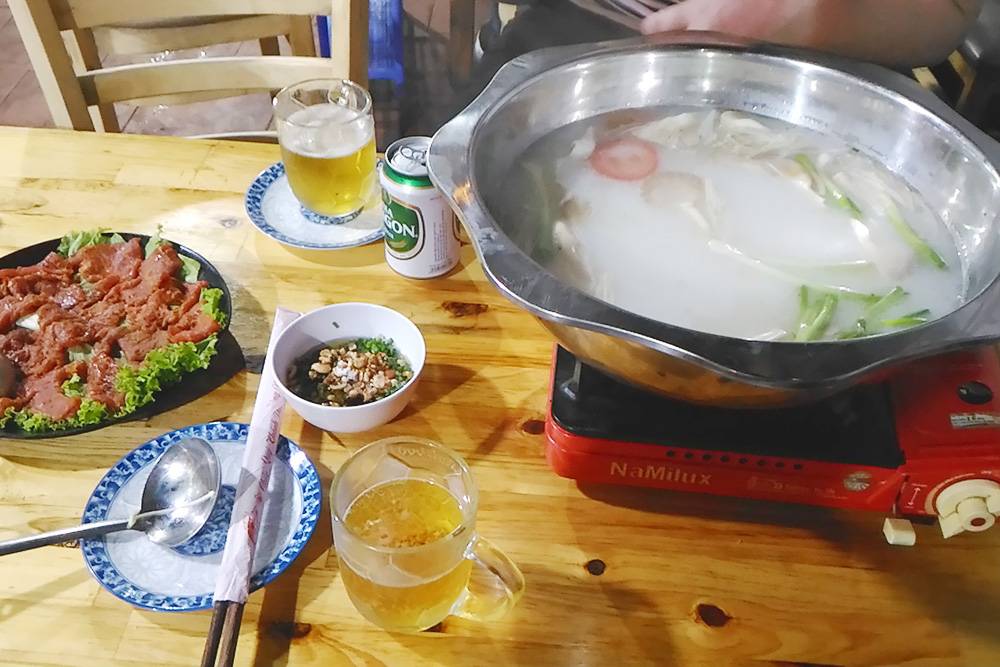 Хот пот: слева на тарелке — кусочки сырого мяса, которое нужно сварить в бульоне