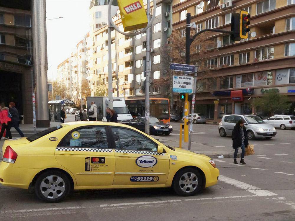 Тарифы на такси указаны на двери машины