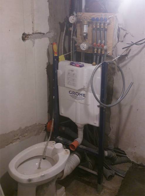 Установка системы инсталляции Grohe для&nbsp;подвесного унитаза в ванной