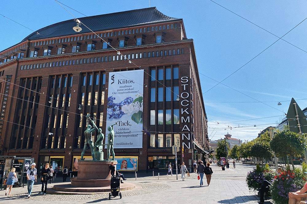 Центральный универмаг Stockmann в&nbsp;самом центре Хельсинки. На&nbsp;цокольном этаже расположен очень крутой фудмаркет&nbsp;Herkku — там&nbsp;большой ассортимент вкусных фермерских продуктов и&nbsp;свежей рыбы