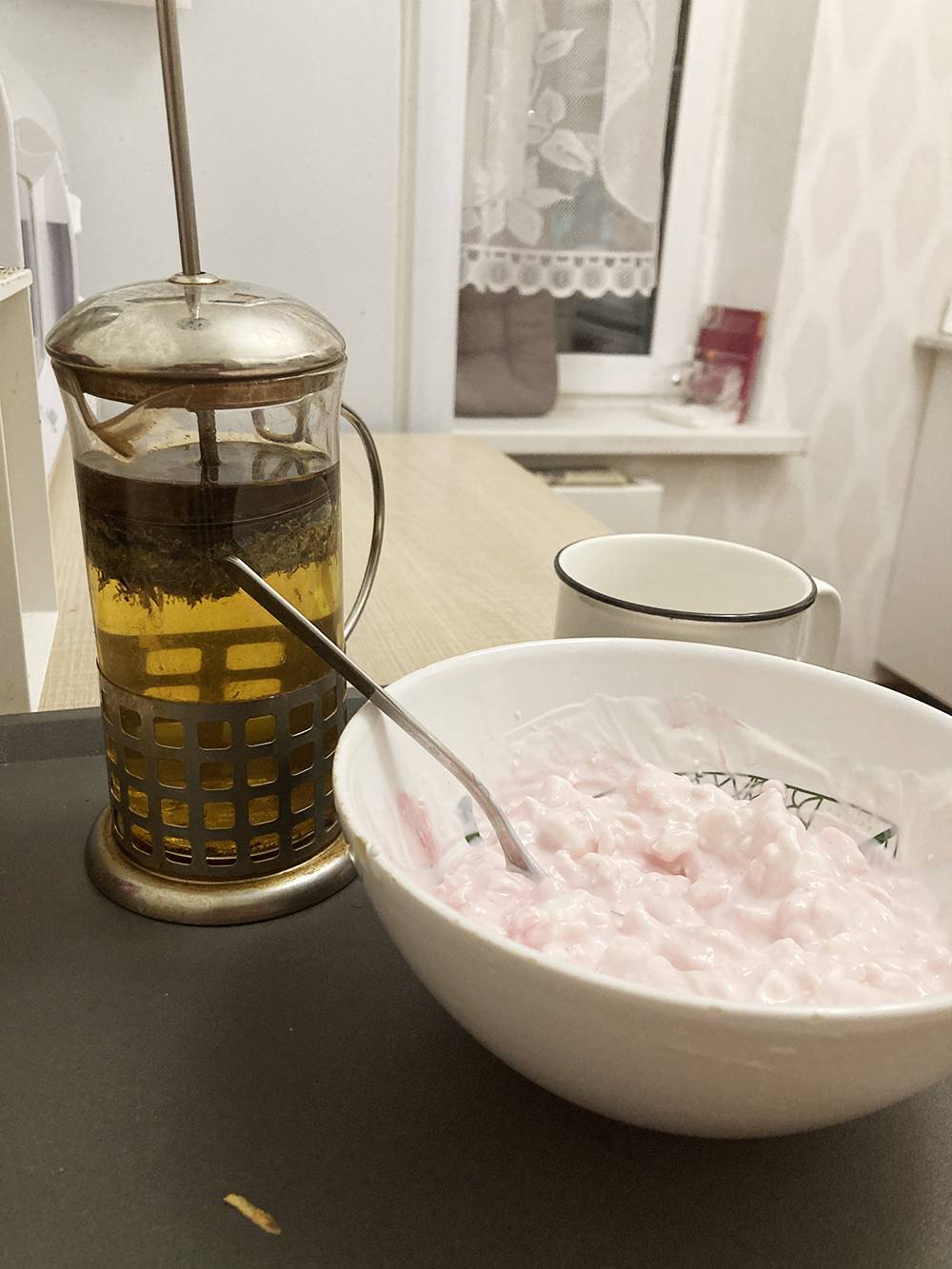 Вечерний перекус: творог с обезжиренным йогуртом и ромашковый чай