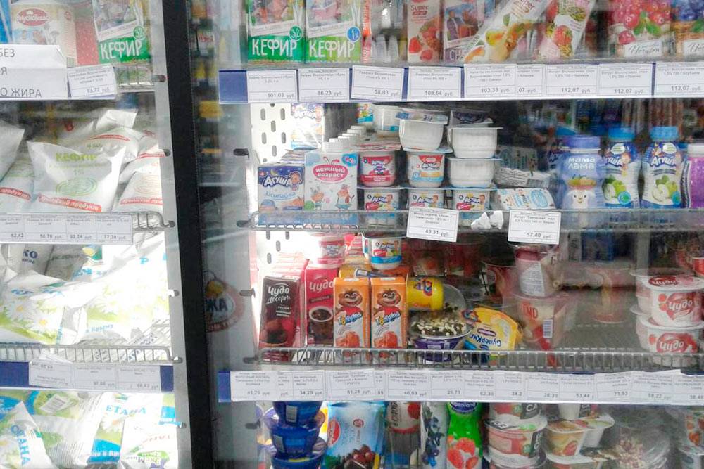 Цены на молочную продукцию: литр кефира — 100 <span class=ruble>Р</span>, маленький стакан йогурта — 40 <span class=ruble>Р</span>, литр молока — 80 <span class=ruble>Р</span>