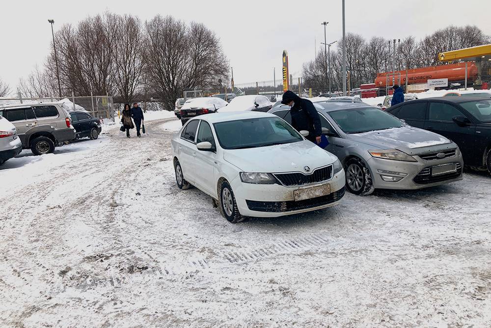 Машину не загоняли на подъемник и осматривали прямо на улице