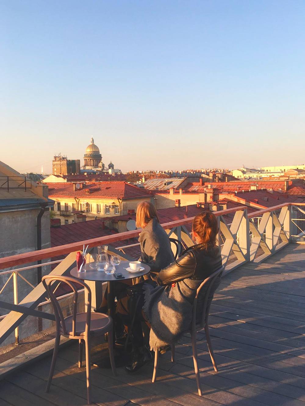В центре города террасы на крыше с видом в основном принадлежат дорогим ресторанам и отелям, поэтому «Небо и вино» — ценный адрес