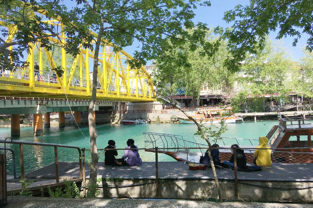 Этот яркий желтый мост расположен в самом центре Манавгата — такая местная достопримечательность. Около него люди садятся на кораблики для&nbsp;прогулки по реке