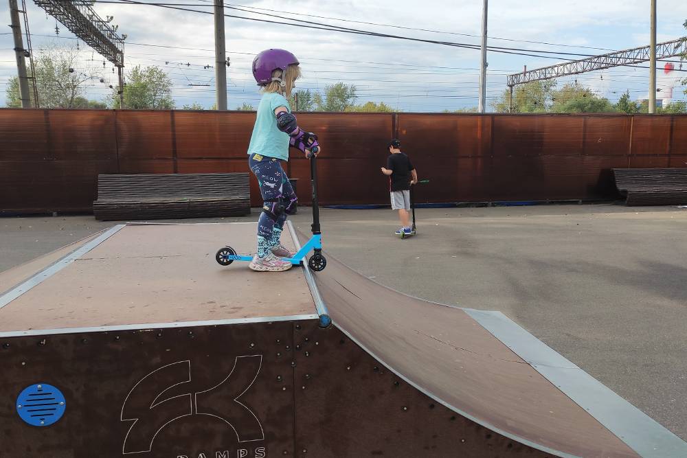 В скейт-парке дети катаются самостоятельно, инструкторов и проката нет