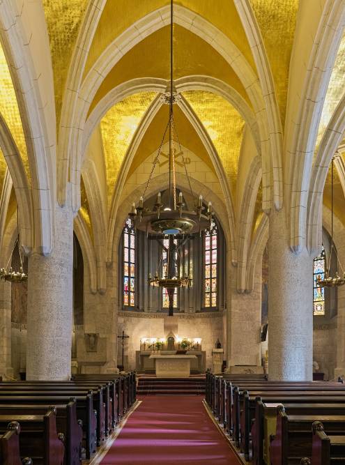 Внутри — классический интерьер католической церкви. Фото: klug-photo / Shutterstock
