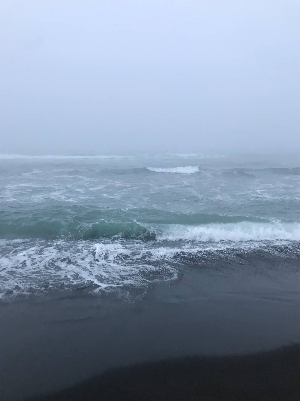 На второй день у океана я проснулась в пять утра. На пляже совсем никого, вокруг туман — это было волшебно